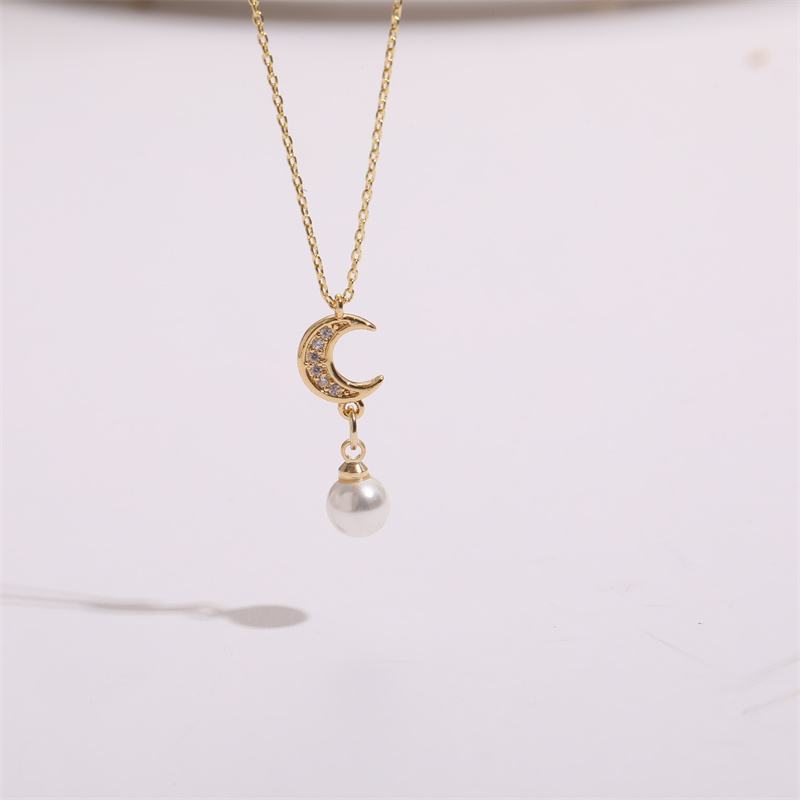 Classic Style Moon Flower Butterfly Copper Gold Plated Artificial Pearls Zircon Pendant Necklace 1 Piece display picture 2