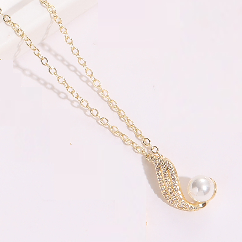 Classic Style Moon Flower Butterfly Copper Gold Plated Artificial Pearls Zircon Pendant Necklace 1 Piece display picture 7