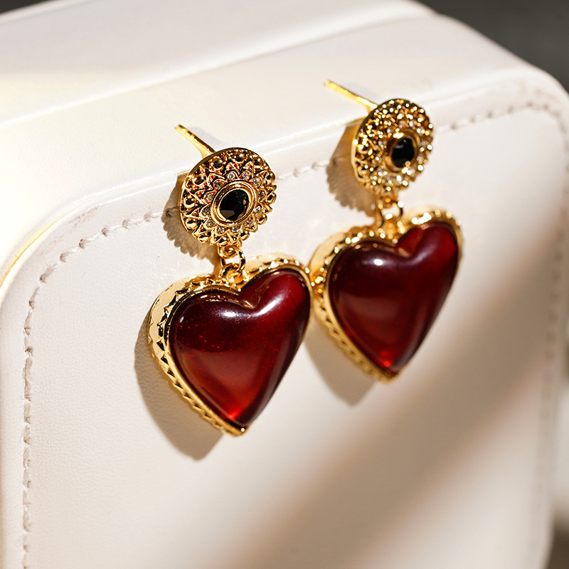 1 Pair Retro French Style Heart Shape Inlay Alloy Resin 18K Gold Plated Drop Earrings display picture 1