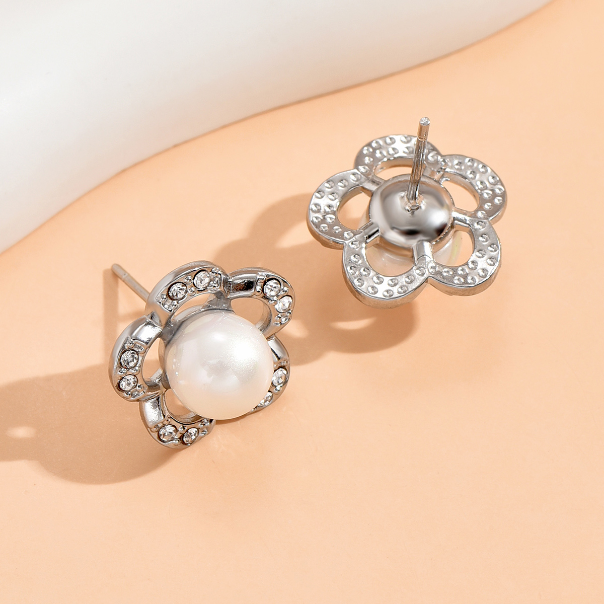 Moda Flor Acero Inoxidable Embutido Perlas Artificiales Diamantes De Imitación Pendientes 1 Par display picture 1