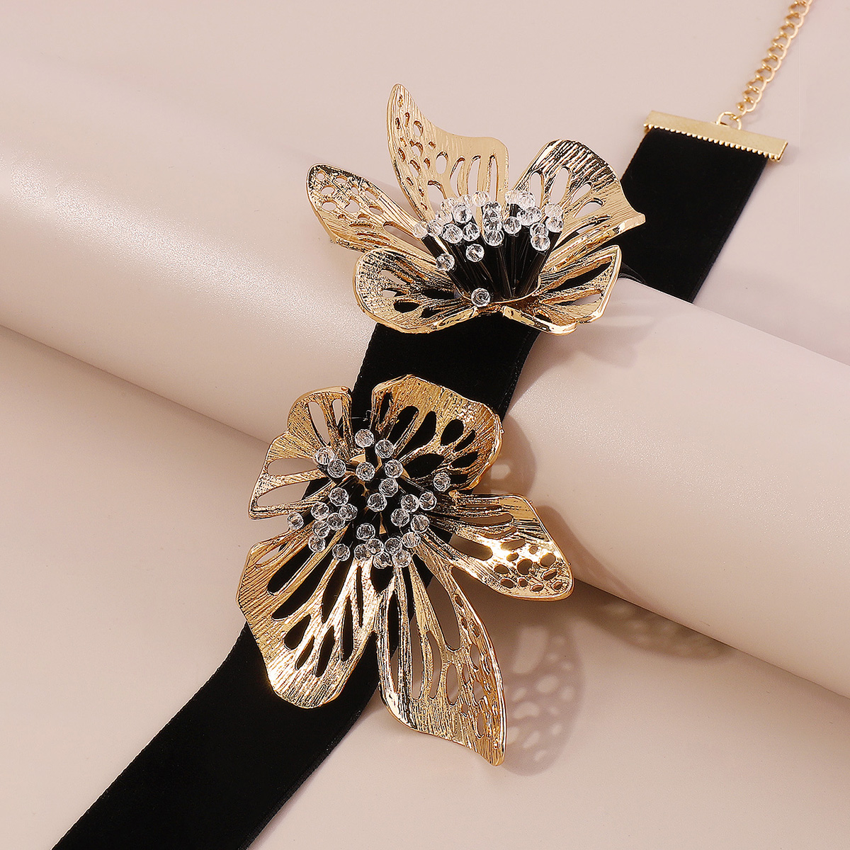 Fashion Flower Alloy Cloth Resin Plating Three-dimensional Hollow Out Women's Choker 1 Piece display picture 12