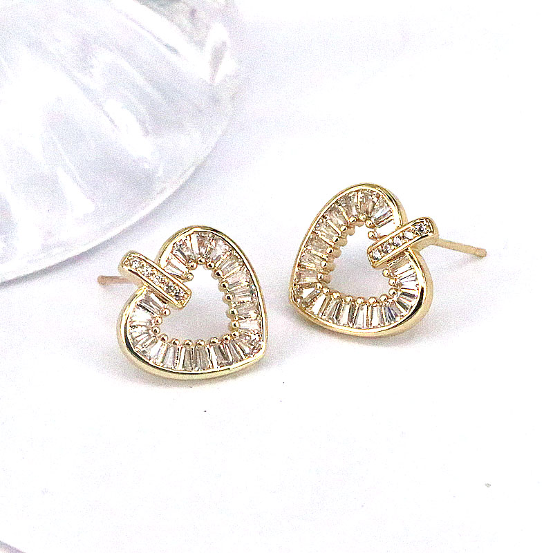 Fashion Heart Shape Gold Plated Hollow Out Artificial Rhinestones Women's Ear Studs 1 Pair display picture 2