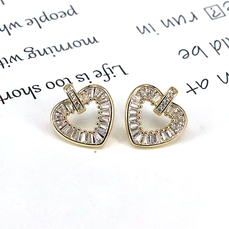 Fashion Heart Shape Gold Plated Hollow Out Artificial Rhinestones Women's Ear Studs 1 Pair display picture 4