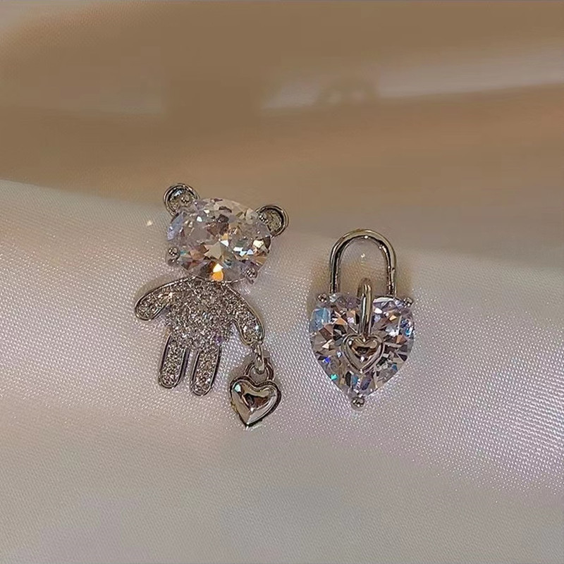 Mignon Ours Forme De Cœur Alliage Asymétrique Incruster Strass Femmes Boucles D'oreilles 1 Paire display picture 1