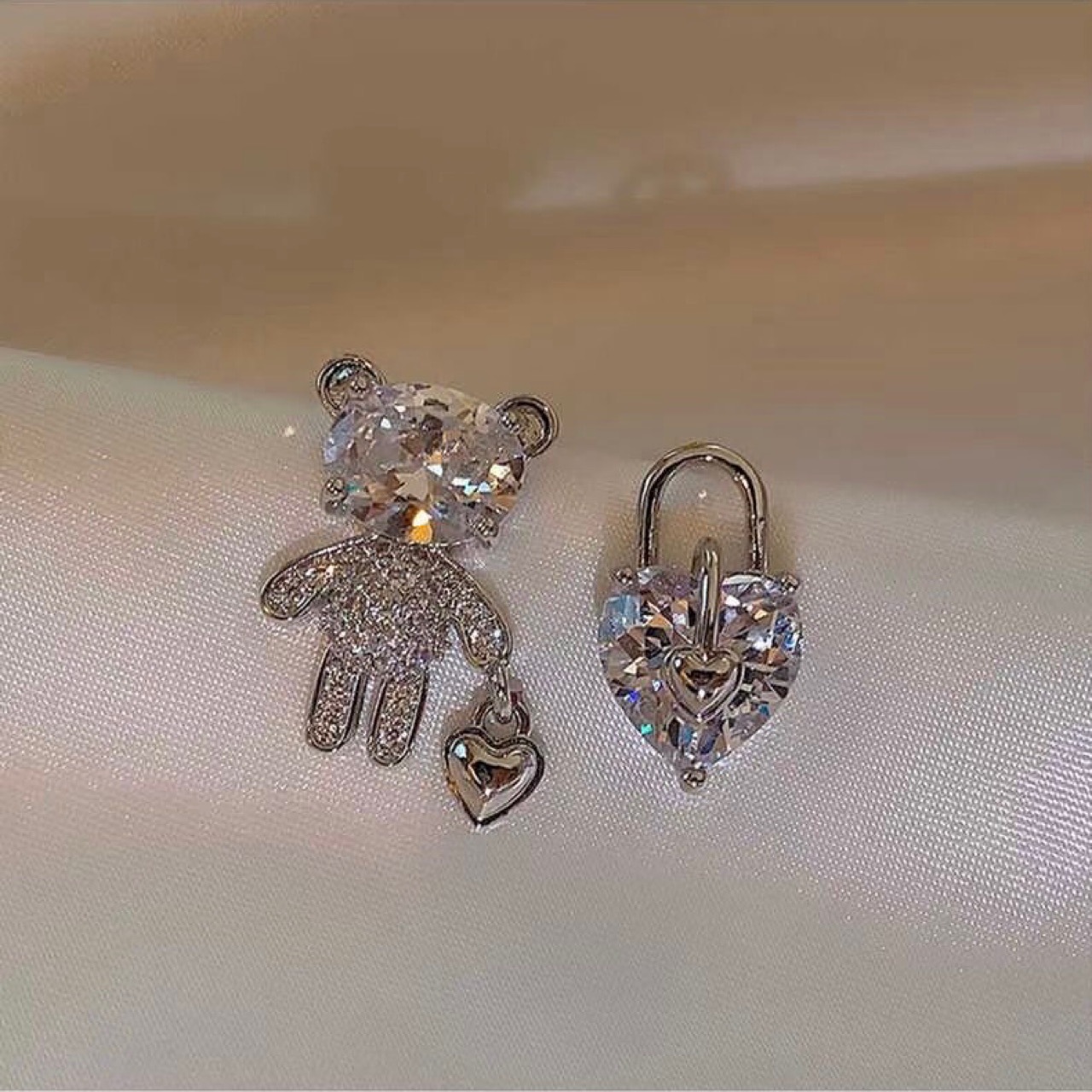 Lindo Oso Forma De Corazón Aleación Asimétrico Embutido Diamantes De Imitación Mujeres Pendientes 1 Par display picture 4