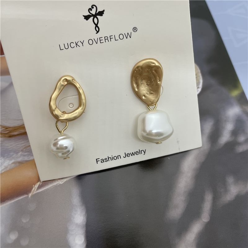 Fashion Irregular Geometric Imitation Pearl Alloy Asymmetrical Plating Women's Drop Earrings 1 Pair display picture 1