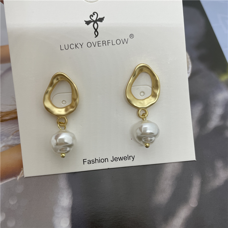 Fashion Irregular Geometric Imitation Pearl Alloy Asymmetrical Plating Women's Drop Earrings 1 Pair display picture 5
