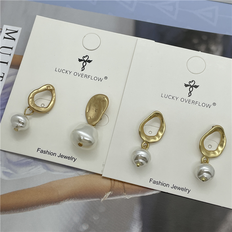 Fashion Irregular Geometric Imitation Pearl Alloy Asymmetrical Plating Women's Drop Earrings 1 Pair display picture 4