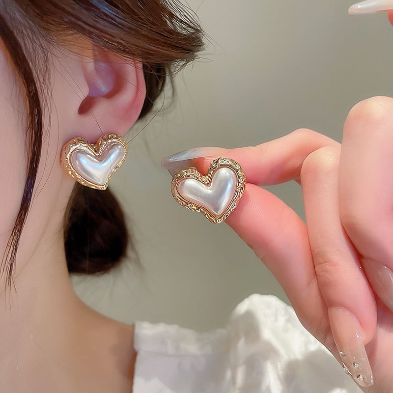 Retro Heart Shape Imitation Pearl Alloy Women's Ear Studs 1 Pair display picture 2