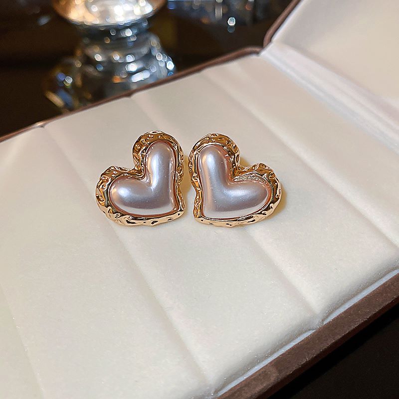 Retro Heart Shape Imitation Pearl Alloy Women's Ear Studs 1 Pair display picture 5