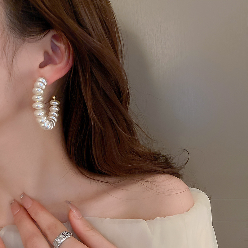 1 Paar Elegant Überdimensioniert C-form Legierung Barocke Perlen Perle Reif Ohrringe display picture 3