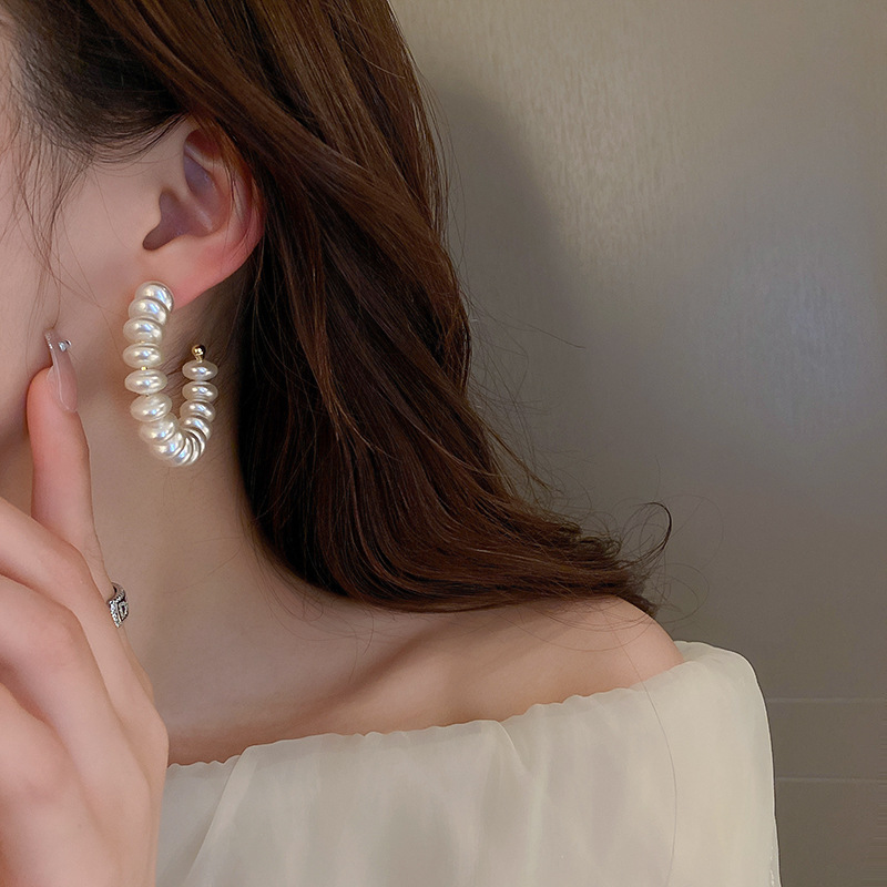 1 Paar Elegant Überdimensioniert C-form Legierung Barocke Perlen Perle Reif Ohrringe display picture 8