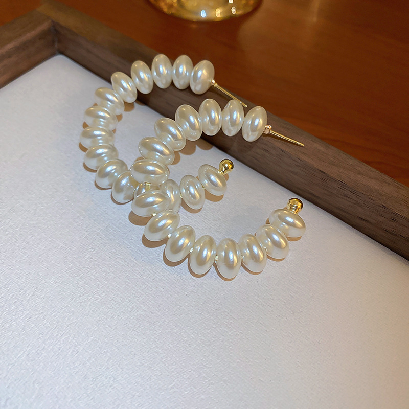 1 Paar Elegant Überdimensioniert C-form Legierung Barocke Perlen Perle Reif Ohrringe display picture 6