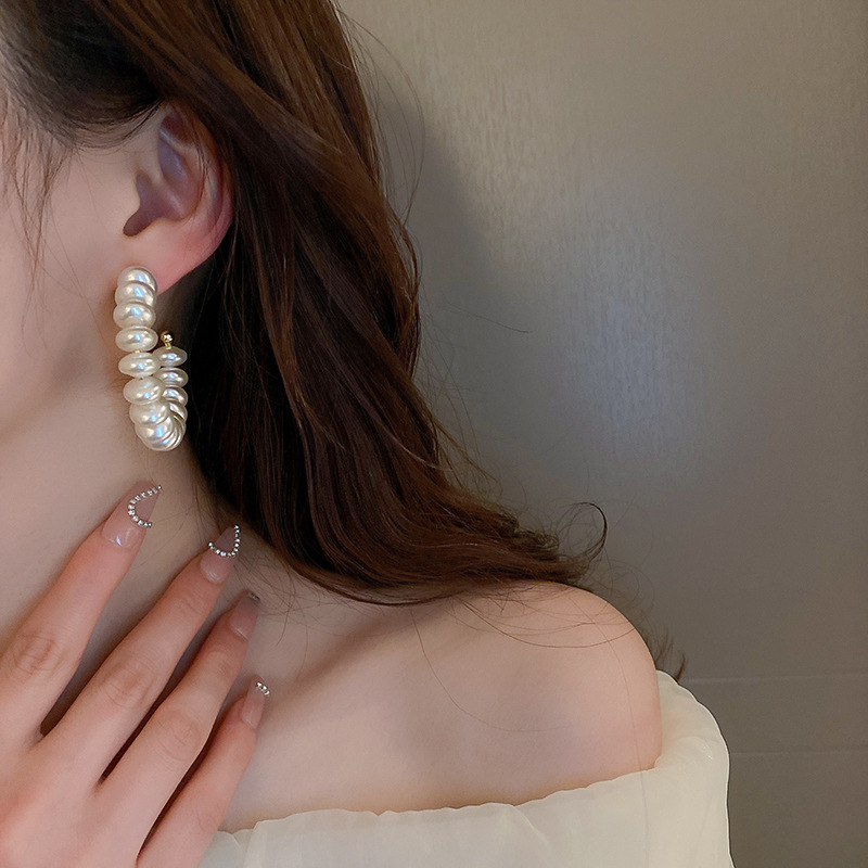 1 Paar Elegant Überdimensioniert C-form Legierung Barocke Perlen Perle Reif Ohrringe display picture 4