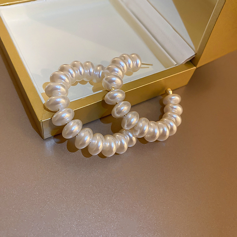 1 Paar Elegant Überdimensioniert C-form Legierung Barocke Perlen Perle Reif Ohrringe display picture 2