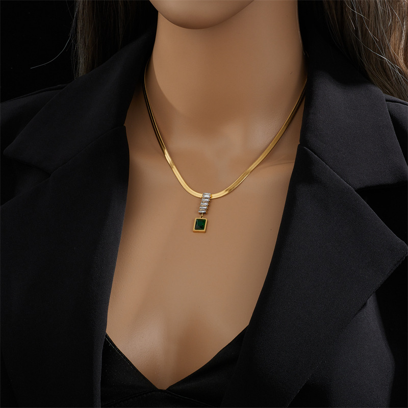 304 Stainless Steel 18K Gold Plated Modern Style Plating Inlay Rectangle Artificial Rhinestones Pendant Necklace display picture 5