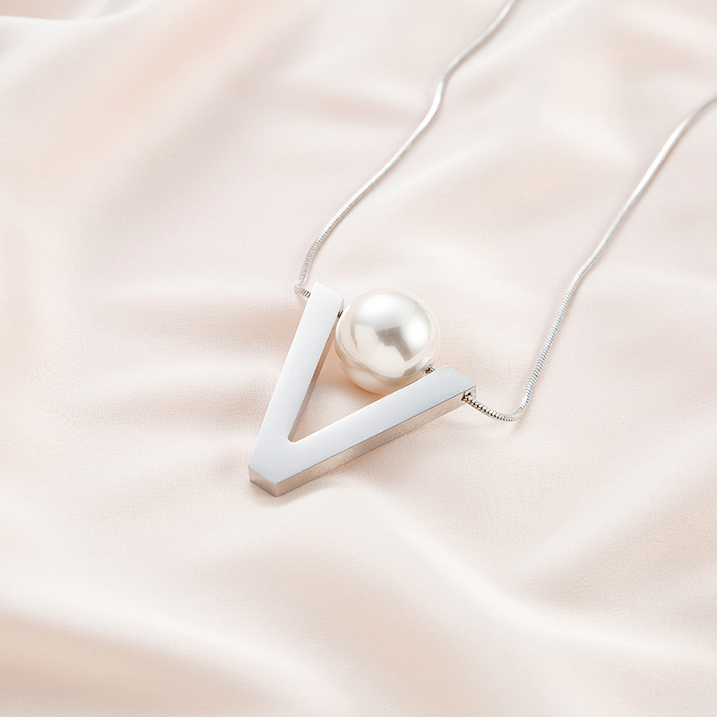 Elegant V-form Rostfreier Stahl Überzug Inlay Künstliche Perlen Mit Platin Überzogen Halskette display picture 3