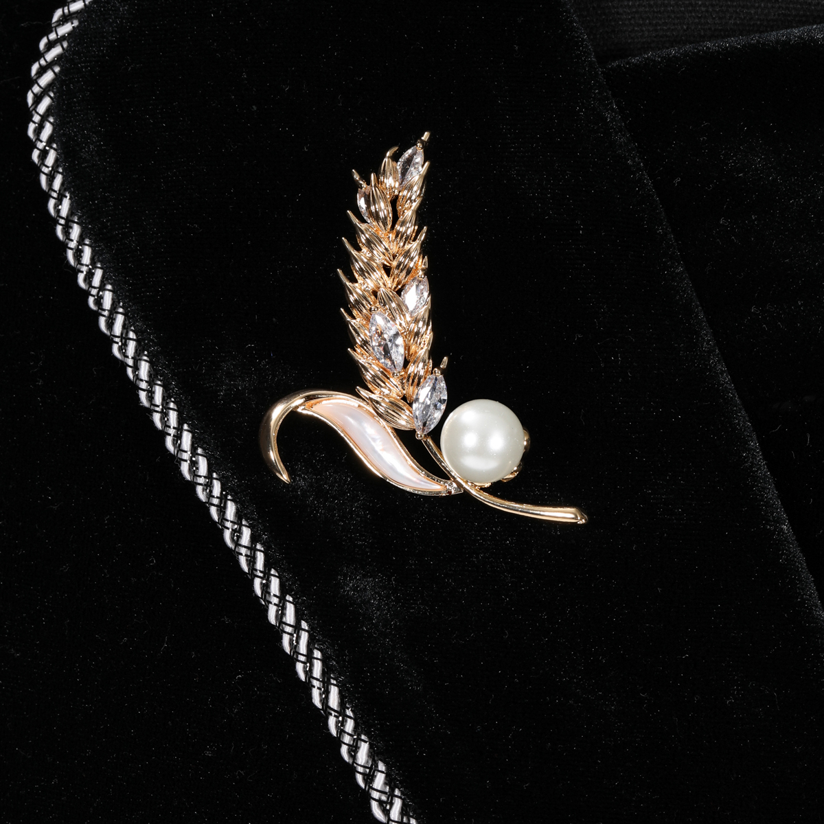 Elegant Grain Artificial Pearl Copper Plating Shell Zircon Unisex Brooches display picture 3