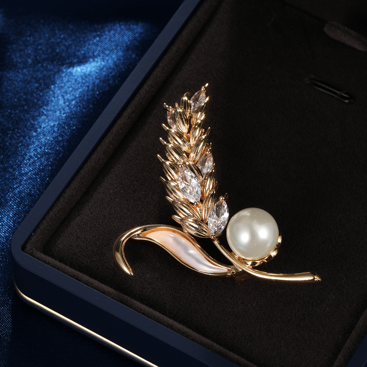 Elegant Grain Artificial Pearl Copper Plating Shell Zircon Unisex Brooches display picture 4