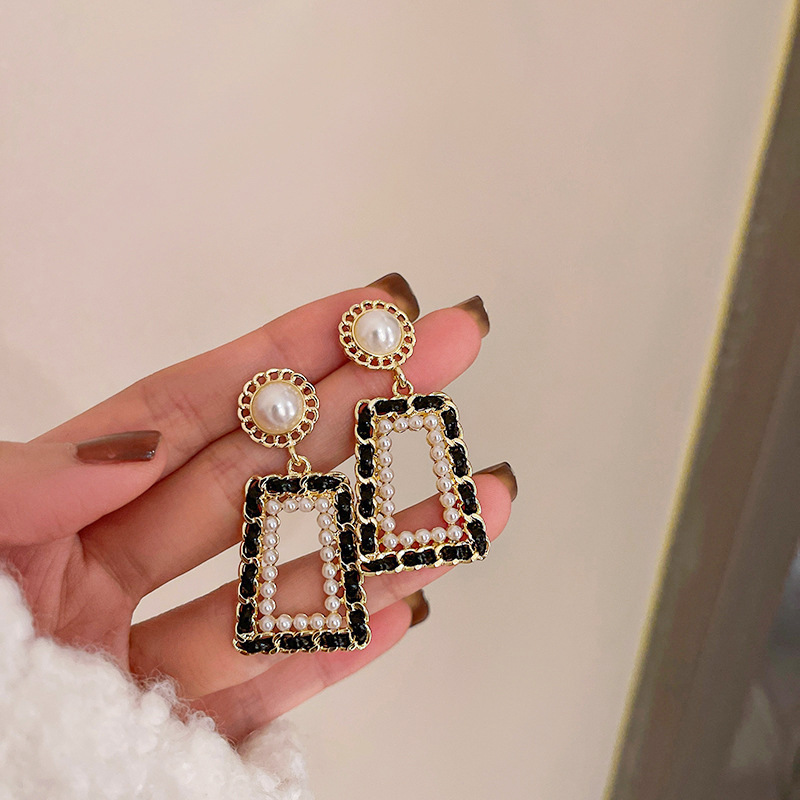 Vintage Style Geometric Alloy Inlay Artificial Pearls Women's Drop Earrings 1 Pair display picture 2
