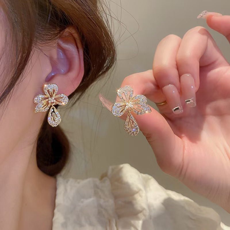 أسلوب الجنية ورد سبيكة الماس لؤلؤ صناعي امرأة ترصيع الأذن 1 زوج display picture 2
