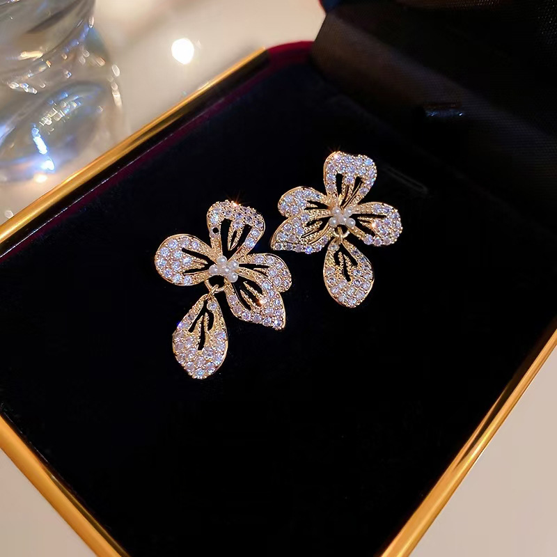 Estilo De Hadas Flor Aleación Diamante Perlas Artificiales Mujeres Pendientes 1 Par display picture 3