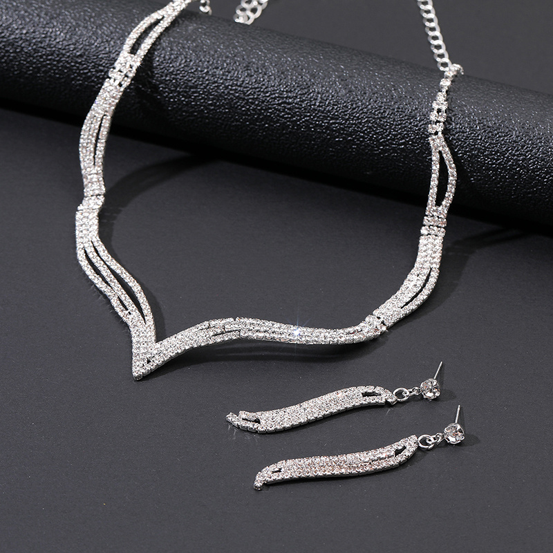 Mode Einfarbig Strass Diamant Ohrringe Halskette display picture 8
