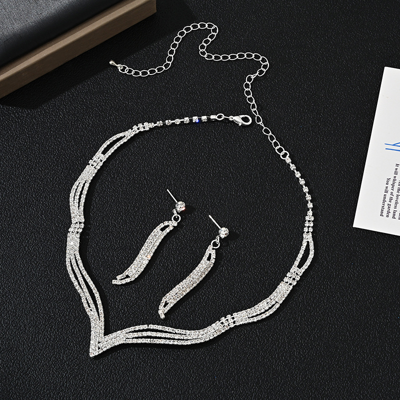 Mode Einfarbig Strass Diamant Ohrringe Halskette display picture 6