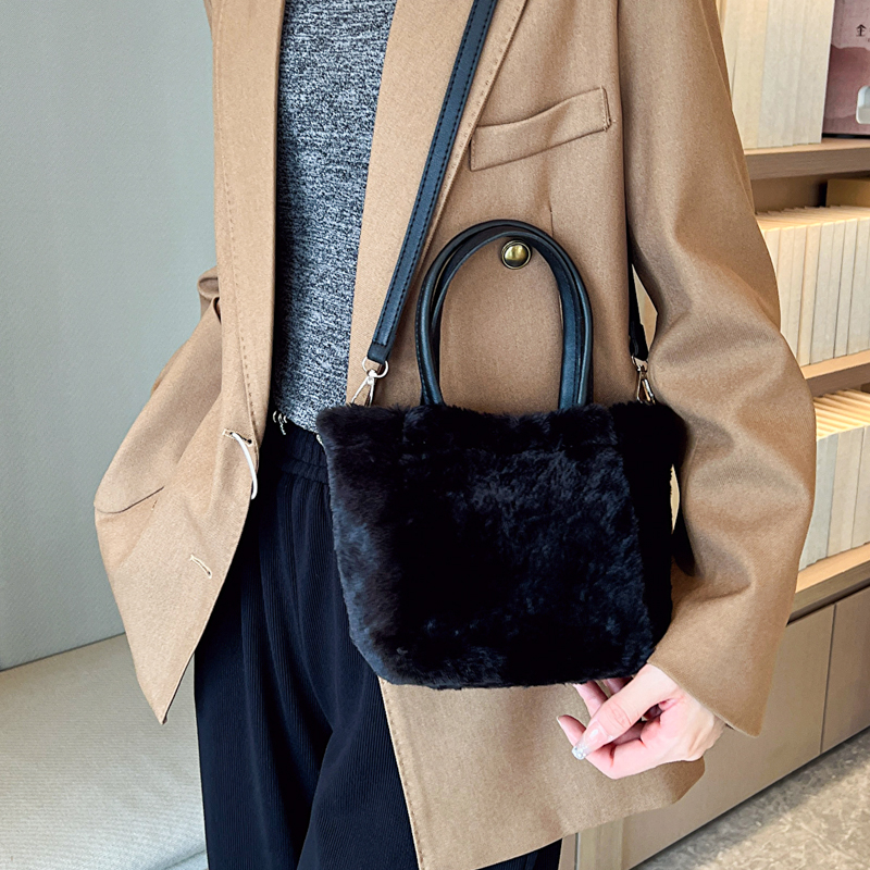 Women's Autumn&winter Plush Solid Color Fashion Bucket Magnetic Buckle Handbag display picture 6