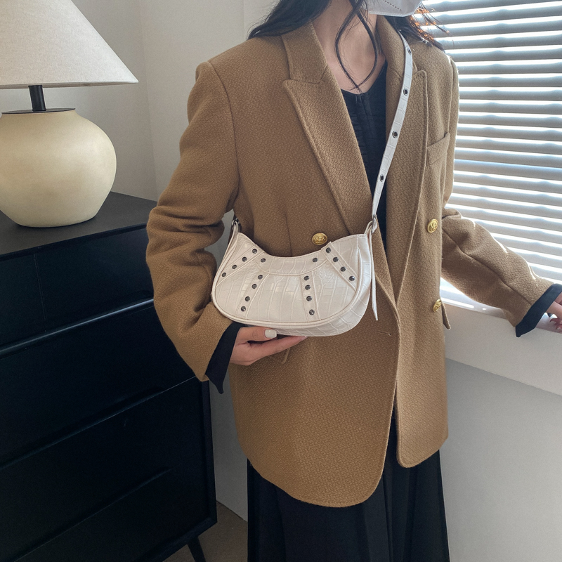 Women's All Seasons Pu Leather Solid Color Fashion Dumpling Shape Zipper Underarm Bag display picture 4