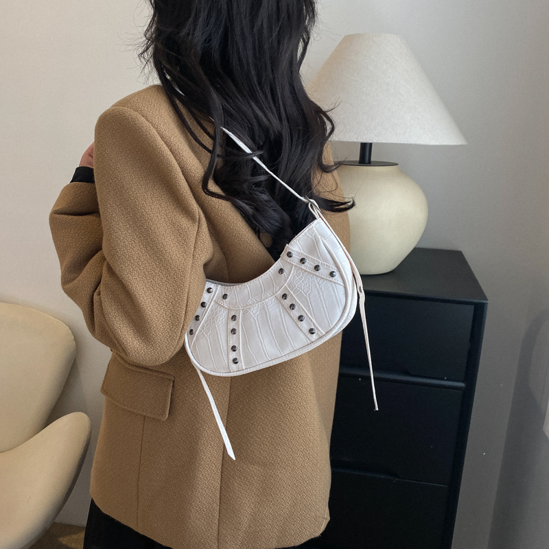 Women's All Seasons Pu Leather Solid Color Fashion Dumpling Shape Zipper Underarm Bag display picture 3