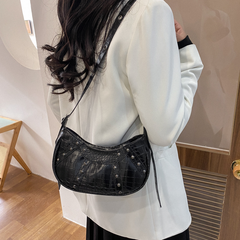 Women's All Seasons Pu Leather Solid Color Fashion Dumpling Shape Zipper Underarm Bag display picture 5