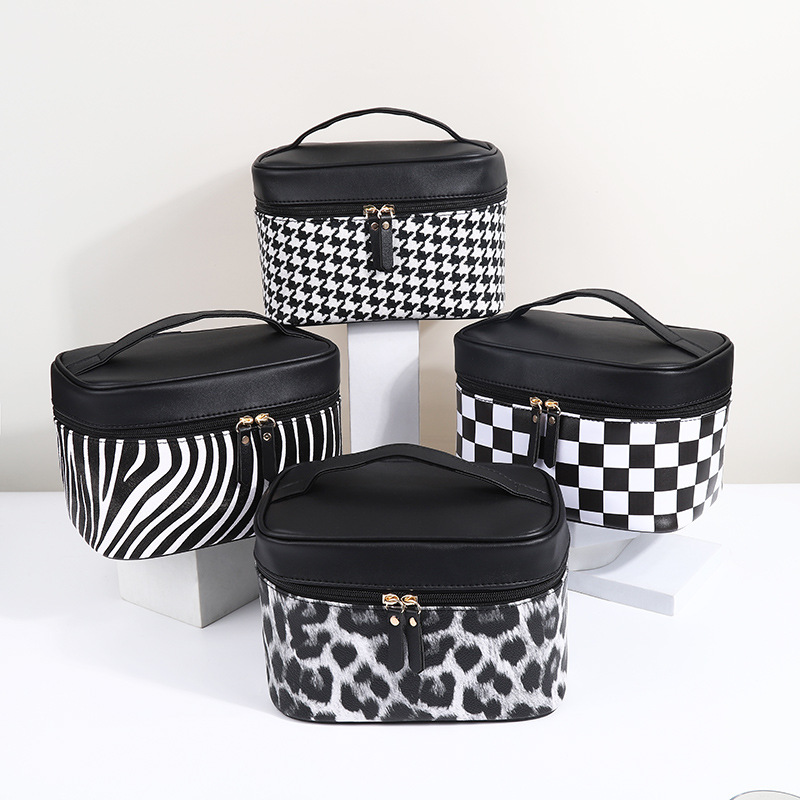 Women's Medium All Seasons Pu Leather Lingge Leopard Fashion Square Zipper Cosmetic Bag display picture 2