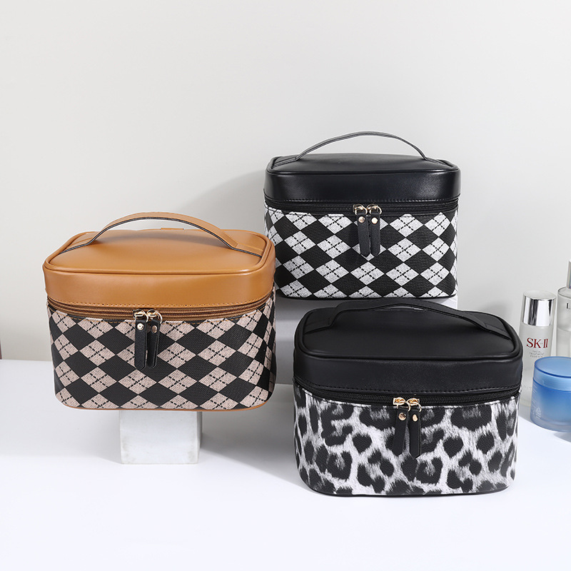Women's Medium All Seasons Pu Leather Lingge Leopard Fashion Square Zipper Cosmetic Bag display picture 3