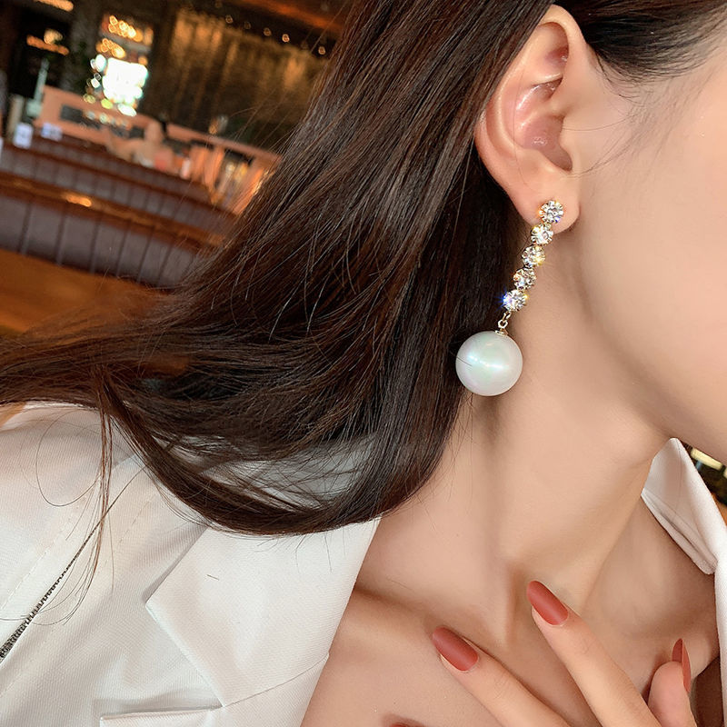 Fashion Long Diamond-studded Large Pearl Metal Earrings display picture 1