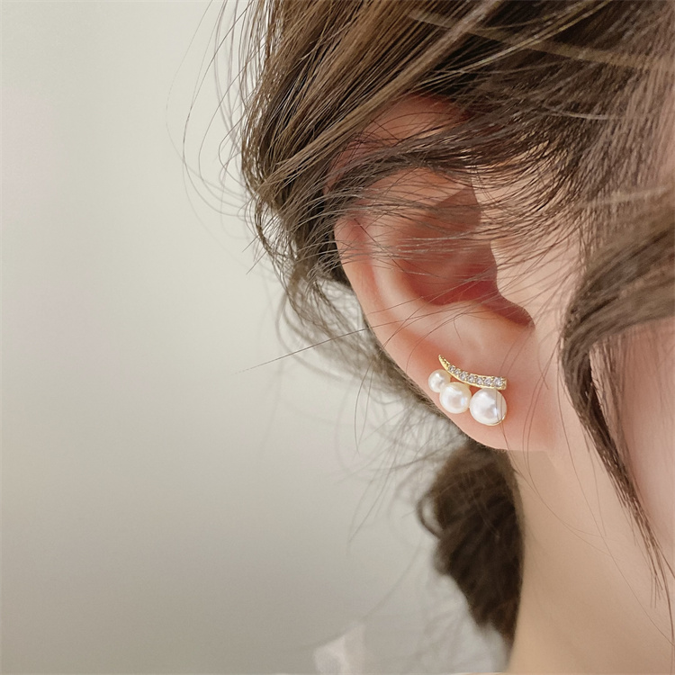 Silberne Nadel Koreanische Perlenohrstecker Damen Kalter Wind Einfache Damen Kleine Antiallergische Leichte Luxus Nischen Design Ohrringe Damen display picture 1