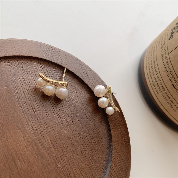 Silver Needle Korean Pearl Stud Earrings Women&#39;s Cold Wind Simple Women&#39;s Small Anti-allergic Light Luxury Niche Design Earrings Women display picture 2