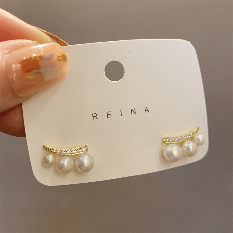 Silver Needle Korean Pearl Stud Earrings Women&#39;s Cold Wind Simple Women&#39;s Small Anti-allergic Light Luxury Niche Design Earrings Women display picture 3