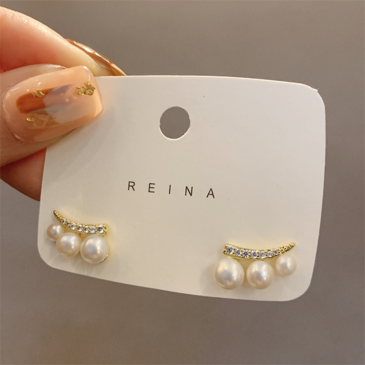 Silver Needle Korean Pearl Stud Earrings Women&#39;s Cold Wind Simple Women&#39;s Small Anti-allergic Light Luxury Niche Design Earrings Women display picture 4