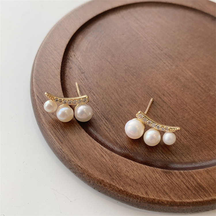 Silver Needle Korean Pearl Stud Earrings Women&#39;s Cold Wind Simple Women&#39;s Small Anti-allergic Light Luxury Niche Design Earrings Women display picture 6