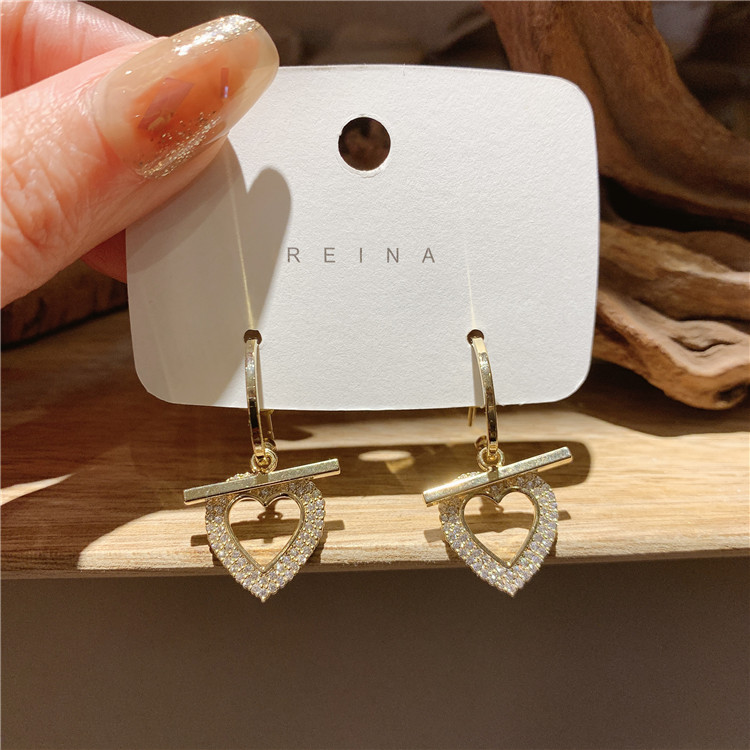 Silver Needle South Korea&#39;s New Trendy Niche Design Sense Of Love Autumn And Winter High-end Temperament Heart-shaped Earrings Earrings display picture 1