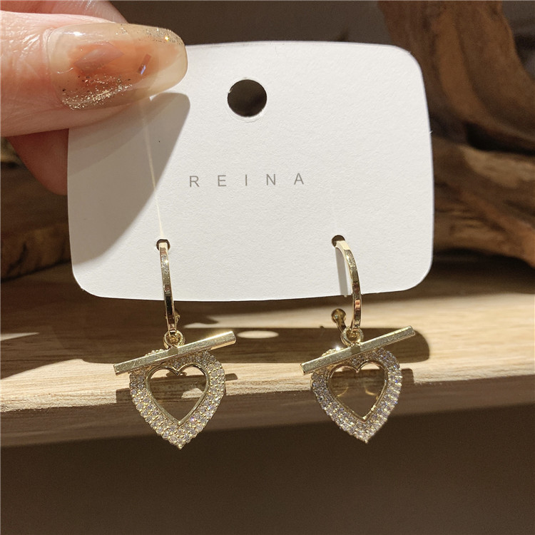 Silver Needle South Korea&#39;s New Trendy Niche Design Sense Of Love Autumn And Winter High-end Temperament Heart-shaped Earrings Earrings display picture 4