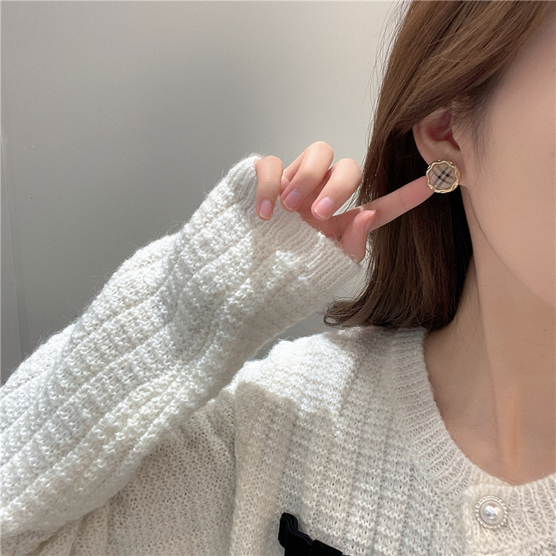 Silver Needle Korean New Trendy College Style Retro French Earrings Female Baba Plaid Earrings display picture 2