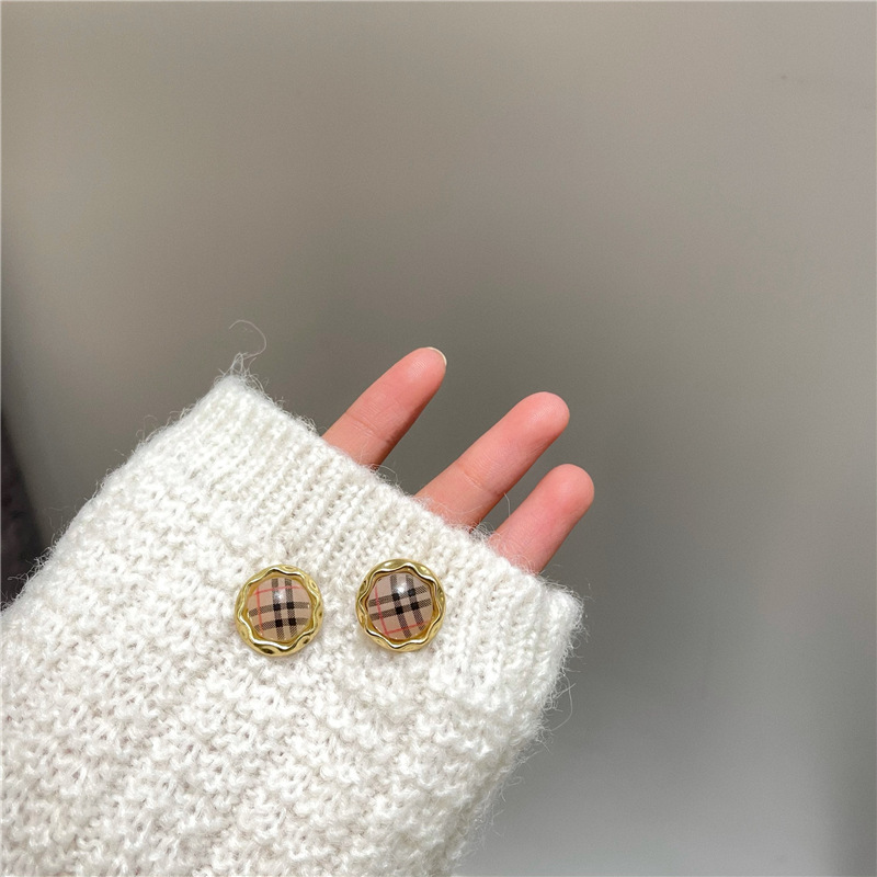 Silver Needle Korean New Trendy College Style Retro French Earrings Female Baba Plaid Earrings display picture 3
