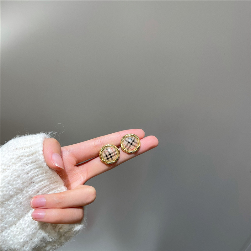 Silver Needle Korean New Trendy College Style Retro French Earrings Female Baba Plaid Earrings display picture 4