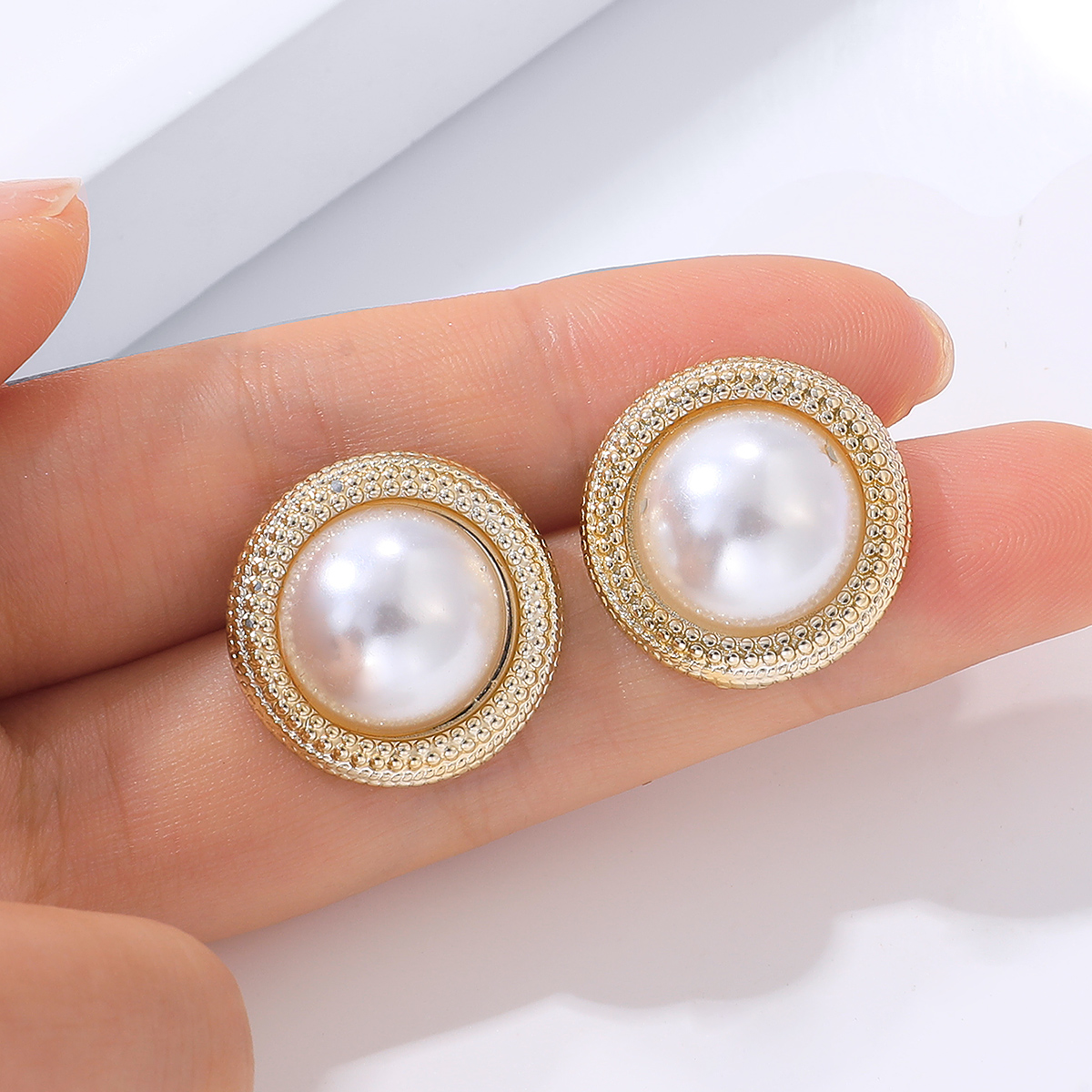 2022 Fashion Large Pearl Stud Earrings Alloy Jewelry display picture 1