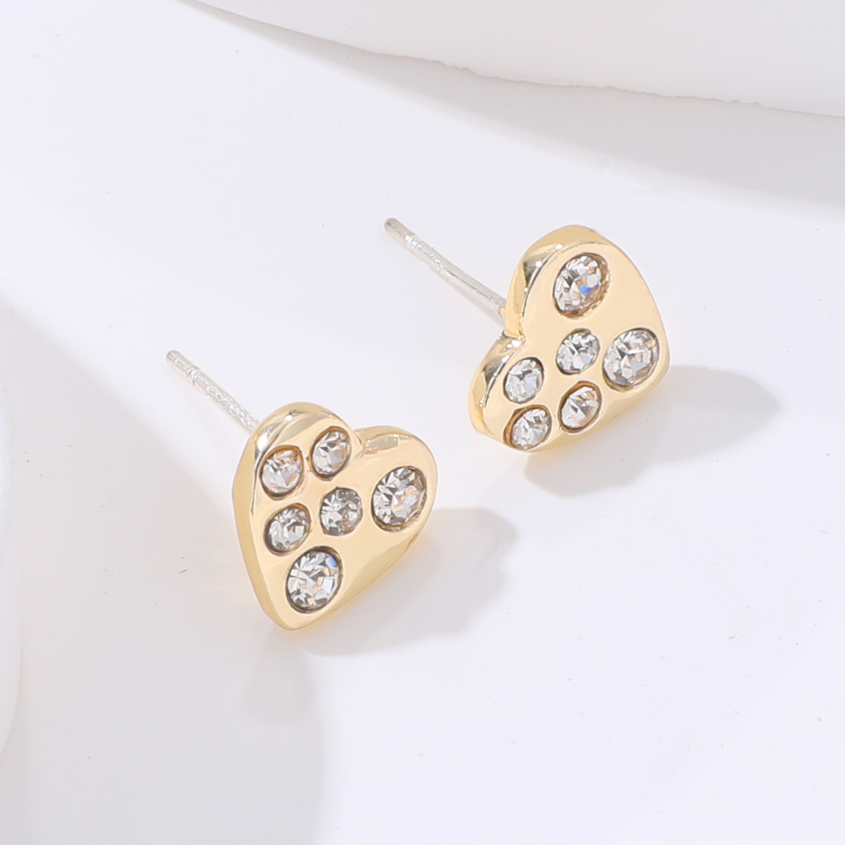 Classic Simple Gold Heart Stud Earrings Rhinestone Versatile Earrings display picture 4