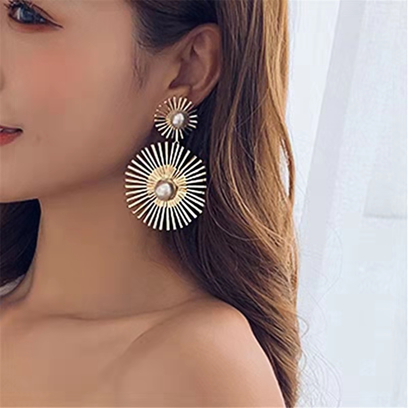 European And American Cross-border Popular Fashion Pearl Earrings Round Metal Hollow Flower Earrings Female Catwalk Style Earrings display picture 4