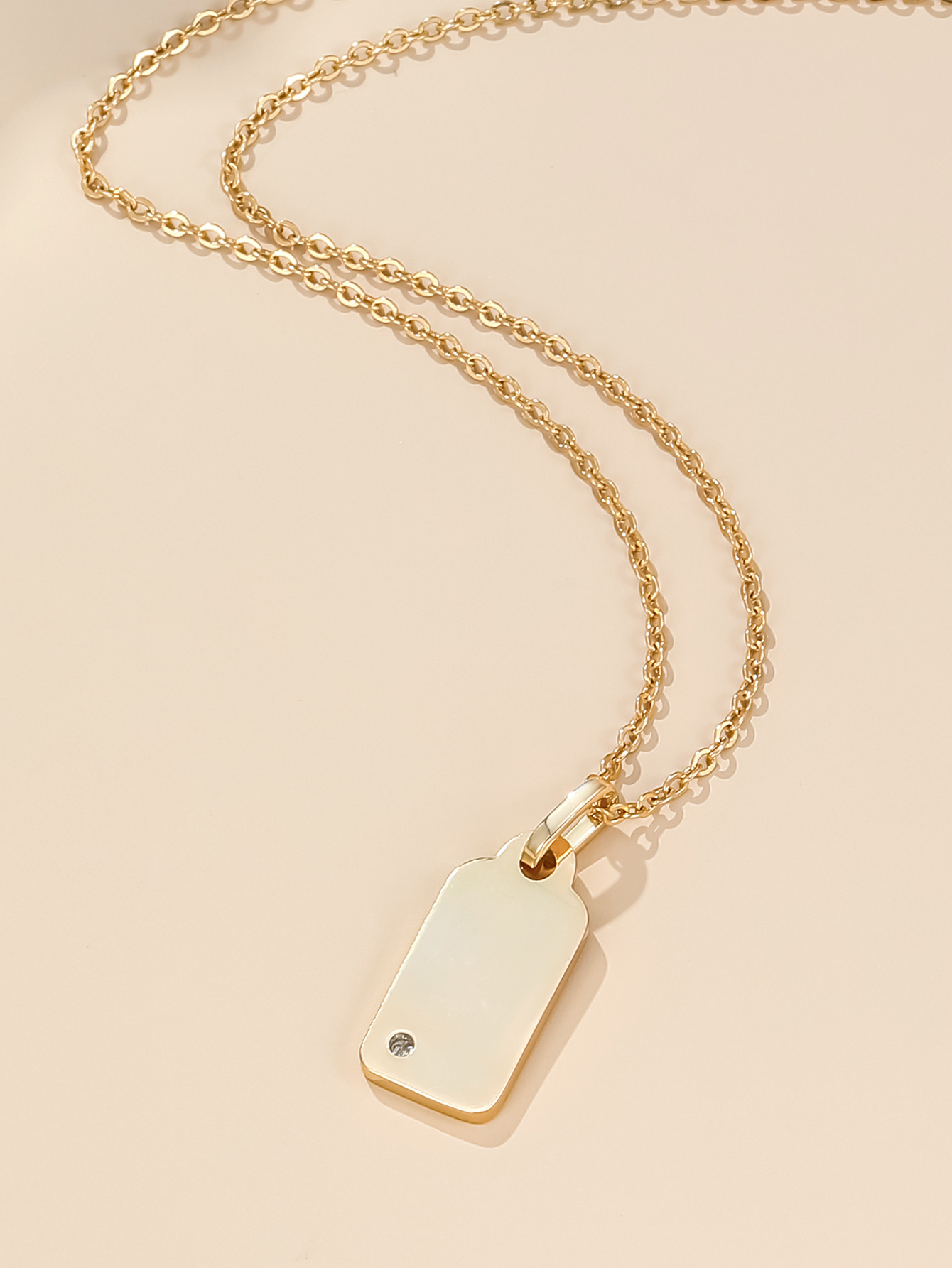 Einfache Halskette Mit Anhänger Aus Kupfer Und Zirkon Mit Glänzendem Etikett display picture 2