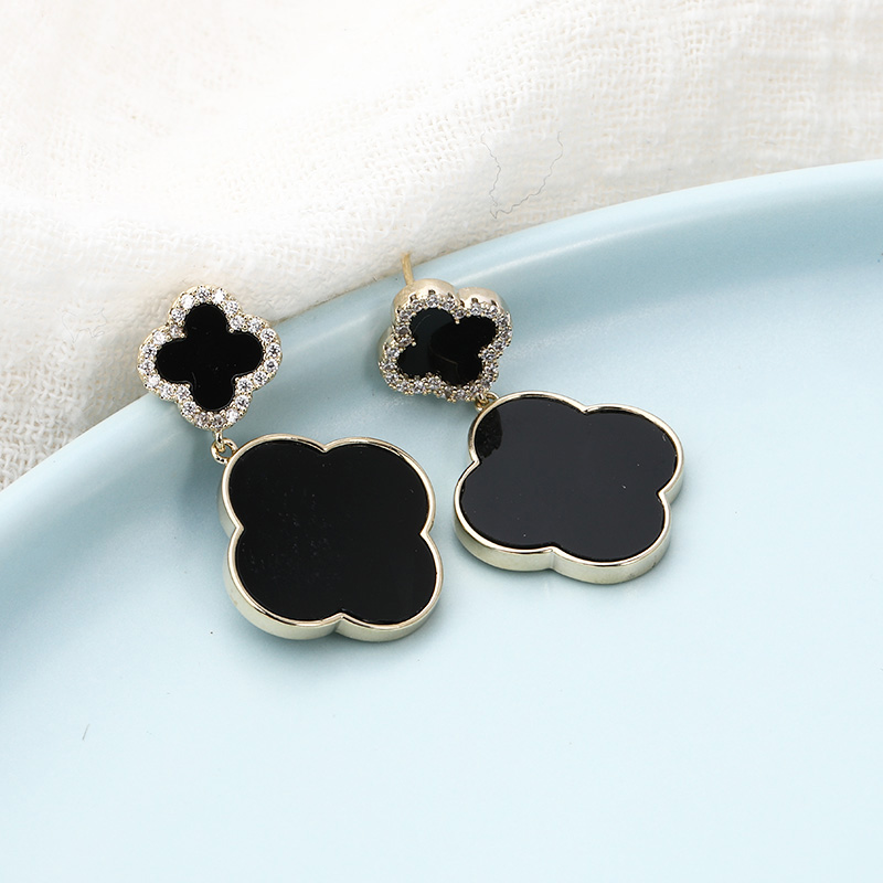 Fashion Classic Black Clover Copper Inlaid Zircon Earrings display picture 4